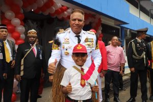 Berjuang Wujudkan Mimpi, Datus Bertemu Sang Idola Gubernur Paulus Waterpauw