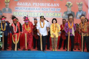 Gubernur Waterpauw Membuka Musyawarah Adat Suku Besar Arfak