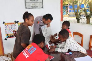 Program Si Ipar Ajar Anak-anak Putus Sekolah di Kampung Kama Wamena