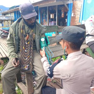 Warga Kampung Kago Mendapat Pelayanan Kesehatan Gratis dari Tim Keladi Sagu