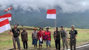 Satgas Damai Cartenz Bersama Warga Kiwirok Kibarkan Bendera Merah Putih