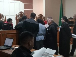 Plt Kepala Dinas Perhubungan Mimika,  Menunjukan Kunci Pesawat dan Helicopter