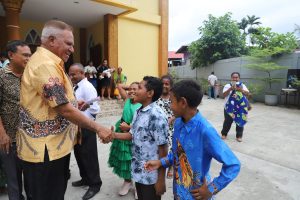 Ibadah Hari Minggu, Gubernur Waterpauw Ingatkan Kemiskinan Ekstrem dan Stunting