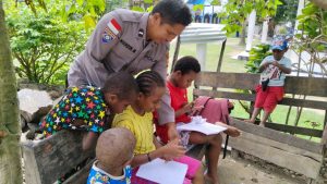 Bersama Polisi Pi Ajar di Kota Jayapura, Leisa dan Iren Semangat Belajar