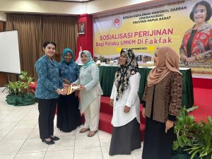 Ketua Dekranasda Papua Barat Roma Megawanty Sosialisasi Perijinan UMKM di Fakfak