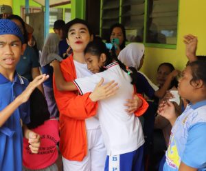 Pelukan Hangat Anak-anak SLB Panca Kasih untuk Roma Megawanty