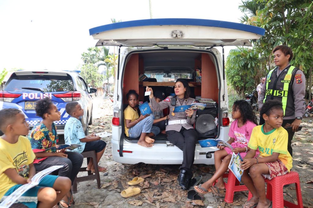 Polisi Pi Ajar Distribusi Buku Tingkatkan Literasi Anak di Jayapura