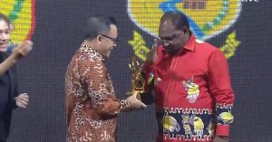 Membangun di Daerah Tersulit, Bupati Puncak Terima Penghargaan dari Kompas TV