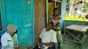 Tim Keladi Sagu Satgas Rasaka Cartenz Obati Warga Kampung Mamberamo di Koya Kota Jayapura