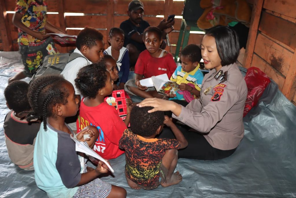 Satgas Rasaka Cartenz Konsisten Latih Kemampuan Literasi Anak Putus Sekolah di Jayawijaya