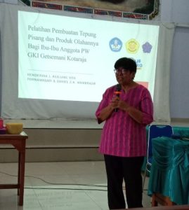 PKM Uncen di GKI Getsemani Kotaraja, Melatih PW Membuat Tepung Pisang