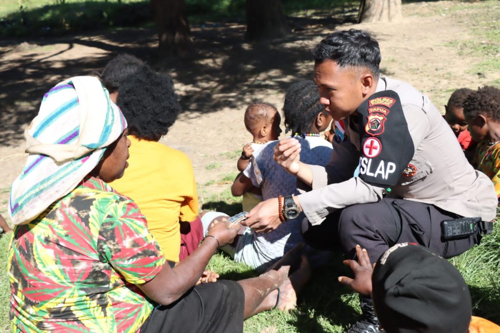 Tim Keladi Sagu Obati Warga di Daerah Terpencil Pedalaman Papua Tengah