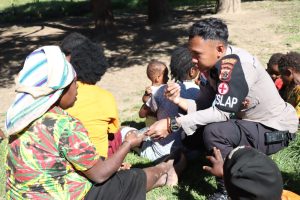 Tim Keladi Sagu Obati Warga di Daerah Terpencil Pedalaman Papua Tengah