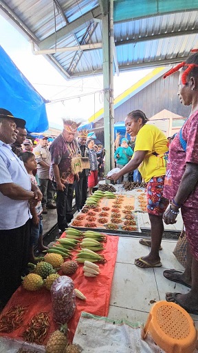 Gubernur Waterpauw Pantau Langsung Kestabilan Harga Pasar di Bintuni   