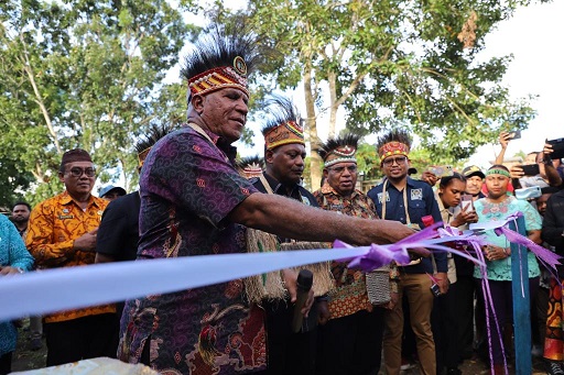 Gubernur Waterpauw Serahkan Bantuan Semen dan Resmikan Bantuan Mesin Air Bersih di Teluk Bintuni