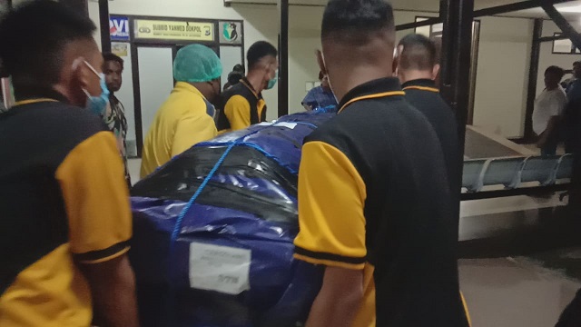 Jenazah Maikelin Mandosir Kurisi  Dievakuasi ke  RS Bhayangkara Jayapura