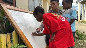 Perjuangan Since dan Oscar di Pedalaman Papua Tengah Meraih Ilmu Berkat Polisi Pi Ajar