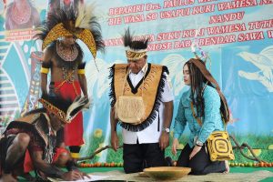 Gubernur Waterpauw Dikukuhkan Sebagai Anak Adat dan Sesepuh Kuri Wamesa