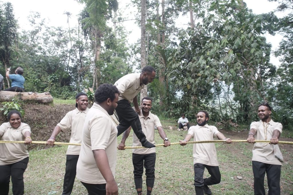 Penerima Beasiswa Tomawin PTFI Mengikuti Pelatihan Basic Life Skill di Sukabumi