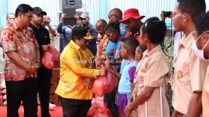 Pemprov Papua Tengah Salurkan Bantuan Sosial, Penerima 1.027 orang