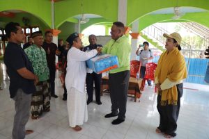 Gubernur Waterpauw Penuhi Janji ke Jemaah Masjid  AT – TAQW Bintuni