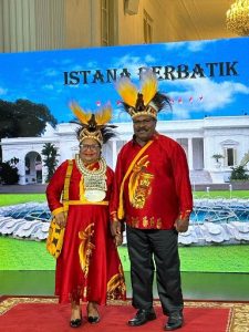 Istana Berbatik, Pj Gubernur Papua Tengah Mengenakan Batik Burung Cenderawasih