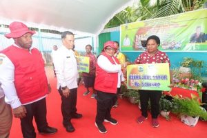Pj Gubernur Papua Tengah Serahkan Bantuan Sosial Pemberdayaan Ekonomi Rakyat kepada 2.801 Orang