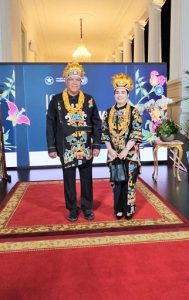 Menariknya, Gubernur Waterpauw dan Roma Megawanty Pakai Batik Kasuari di Catwalk Istana Berbatik 2023