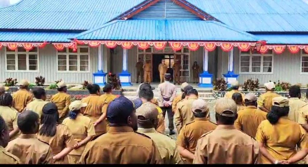 Disiplinkan ASN, PJ Bupati Puncak Terapkan Absensi Manual Saat Apel Pagi