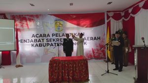 Pj Bupati Darwin Tobing Lantik Pj Sekda Puncak Zainudin Rachman