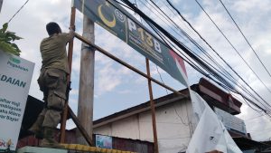 Bawaslu Kota Jayapura Tertibkan APK Tak Sesuai Aturan