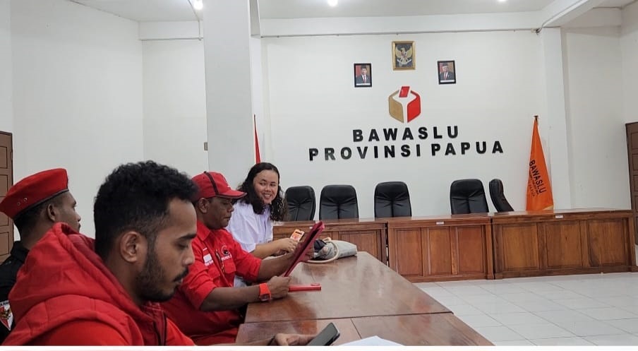 Baliho Ganjar-Mahfud Dicopot, PDI Perjuangan Papua Lapor ke Bawaslu