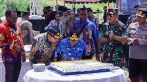 Maknai Usia 1 Tahun Provinsi Papua Tengah Ribka Haluk Meneteskan Air Mata