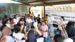 Horison Ultima Entrop Papua Berbagi Kasih Bersama Anak-anak  Panti Asuhan Pembawa Terang Holtekamp