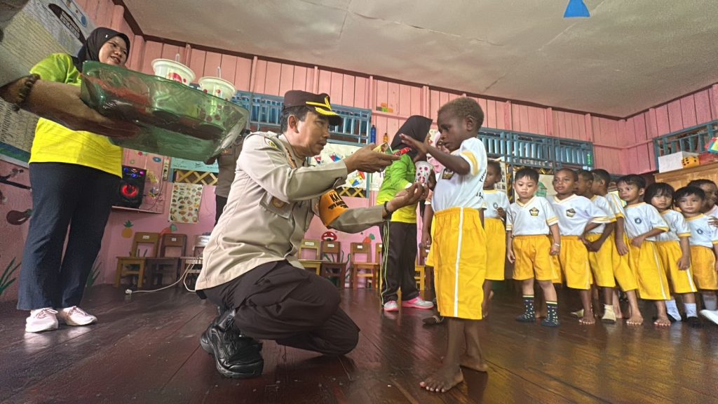 Tekan Stunting, Kapolres dan Bhayangkari Asmat Bagi Makanan Bergizi
