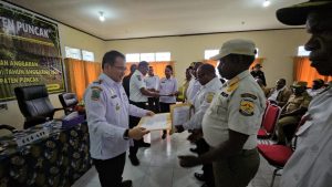 PJ Bupati Puncak Darwin Tobing Serahkan DPA SKPD 2024