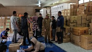 PJ Bupati Darwin Tobing Pantau Pelipatan Surat Suara Pemilu di Kabupaten Puncak