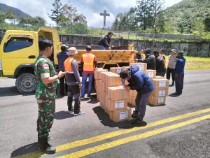 TNI Polri Kawal Distribusi Logistik Pemilu 2024 ke Mulia, Puncak Jaya