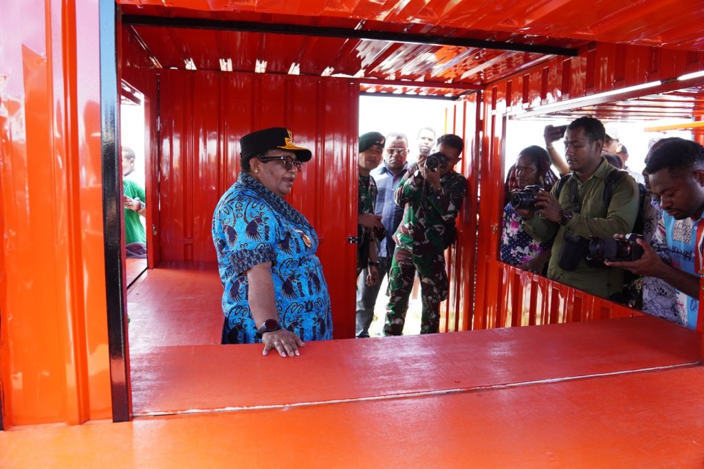 PJ Gubernur Papua Tengah Serahkan 80 Unit Box Kontainer ke Mama-Mama Penjual Pinang