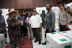 Jelang Pemungutan Suara, Pj Gubernur Papua Tengah Inspeksi Kesiapan Logistik