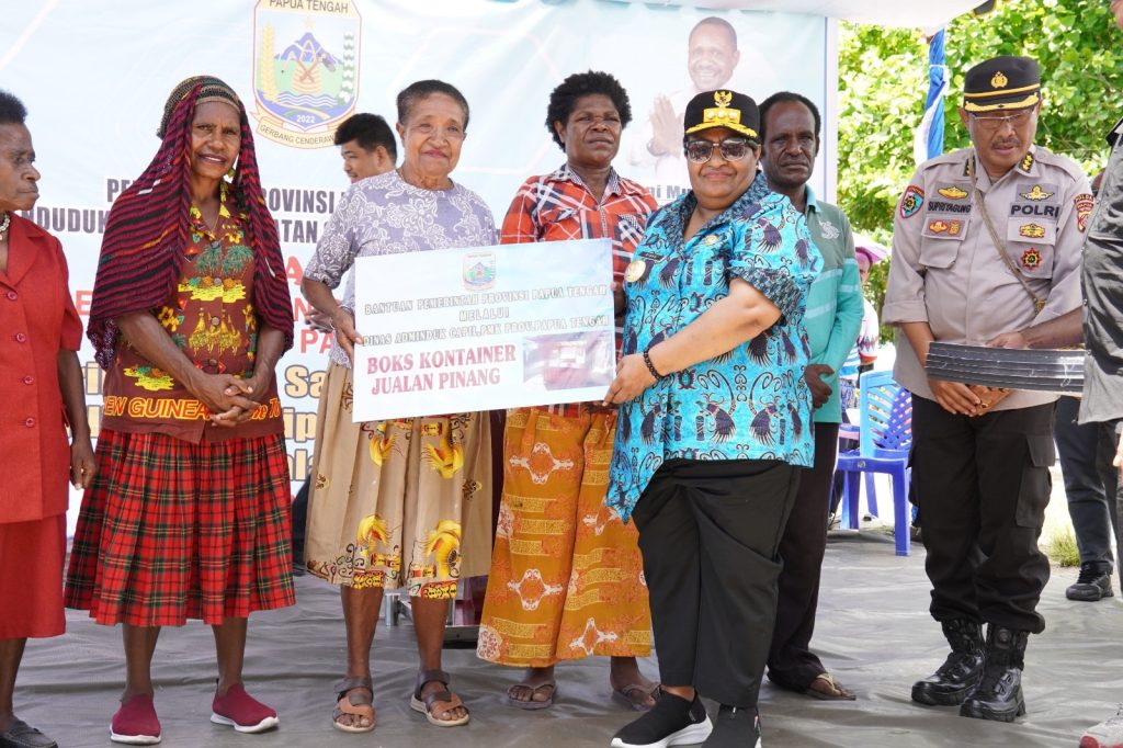 Tekan Infllasi, Pemprov Papua Tengah Serahkan Bantuan untuk Pedagang OAP