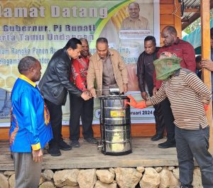 Pj Bupati Jayawijaya dan Pj Gubernur Papua Pegunungan Panen Madu di Pugima