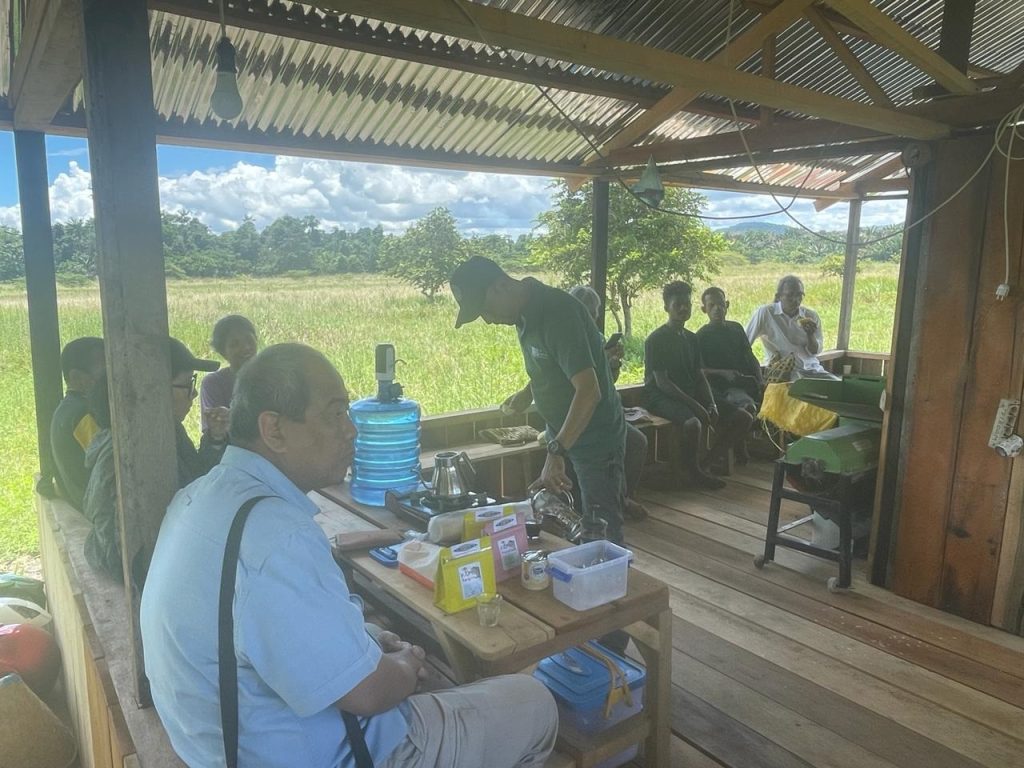 Komunitas Tuli Jayapura Belajar Menanam Jagung di Kebun Tuli Yotoro