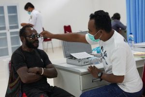 PTFI Berikan Pelayanan Kesehatan Mata Gratis di Kampung Waa Banti Tembagapura