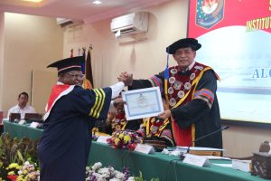 Aloysius Giyai Raih Doktor Ilmu Pemerintahan, Ajak Pemda di Papua Terapkan Model Pelayanan Kesehatan Bergerak