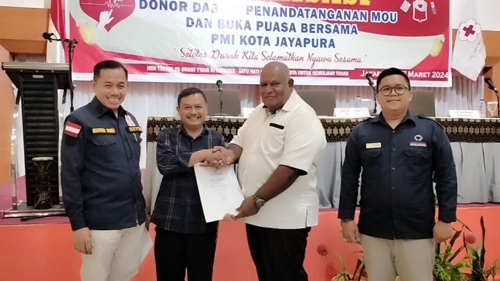 PMI Kota Jayapura Serahkan Piagam Penghargaan kepada Pendonor Terbanyak