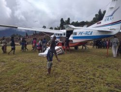 Penyaluran Logistik Pemilu 2024 di Pegubin Menggunakan Pesawat