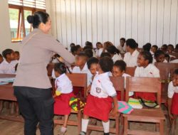 Polwan dan Siswa SD YPPK ST Agustinus Serambakon di Pegubin Berbagi Kebahagiaan