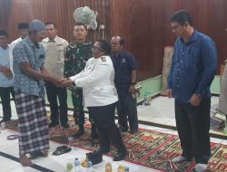 Pj Gubernur Papua Tengah Serahkan Santunan 500 Juta, untuk Warga yang Rumahnya Dibakar OTK