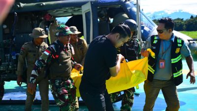 Jenazah Alexsander Parapak Korban Penembakan KKB Dievakuasi ke Timika